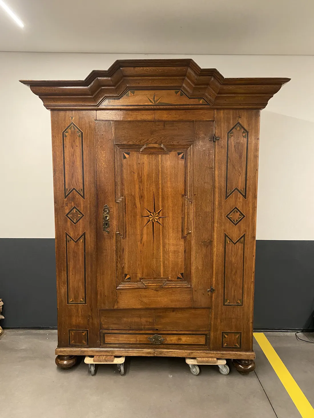 Restaurierter Barockschrank aus Eiche