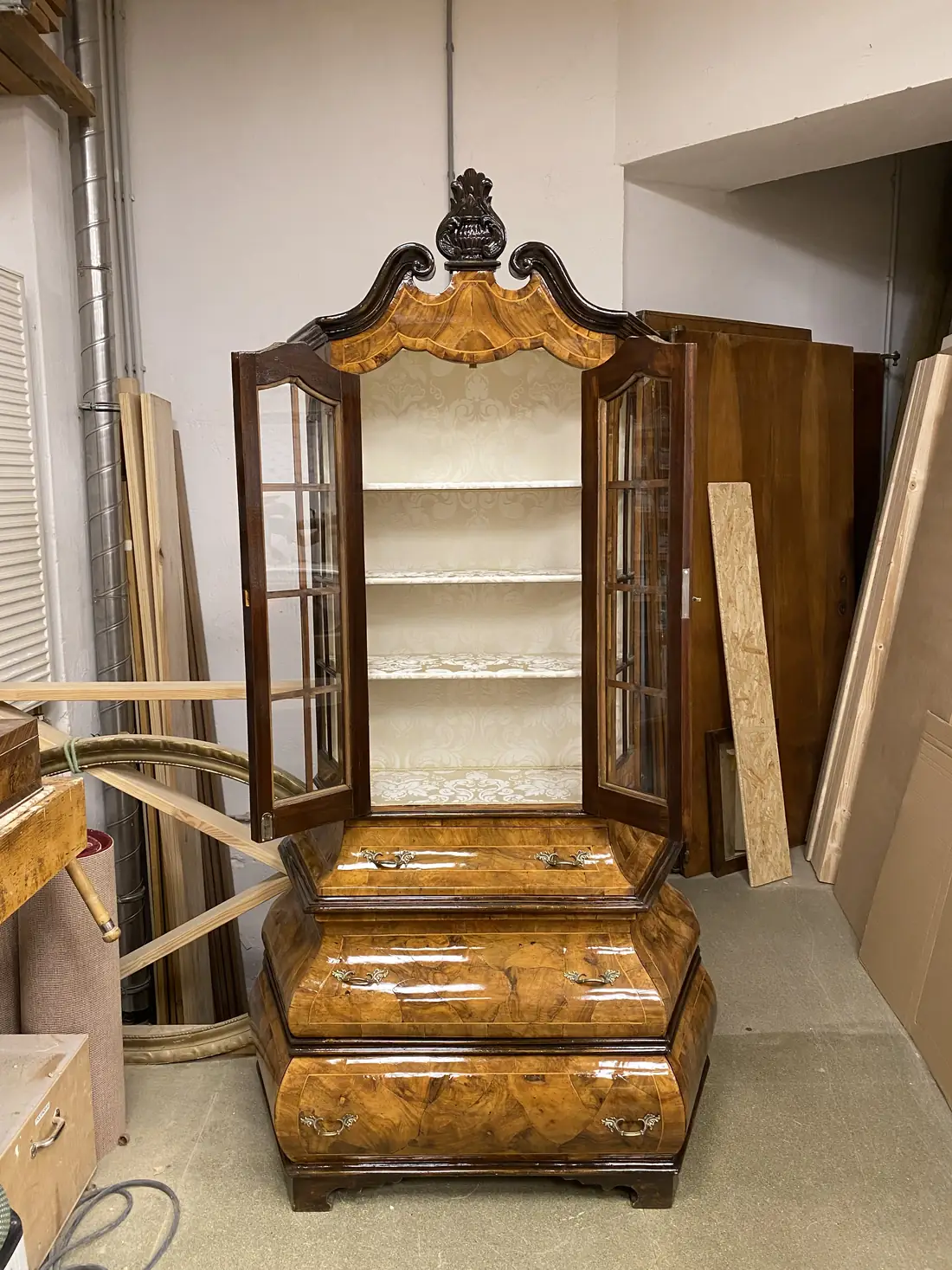 Restaurierte holländische Barockvitrine