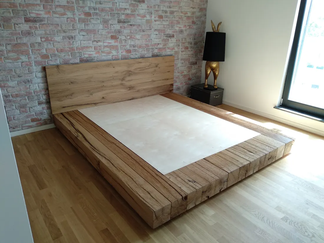 Bett, gefertigt aus alten Eichenbalken