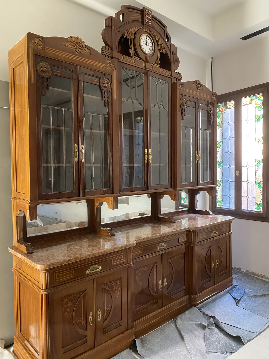 Restaurierter Büffettschrank von 1911 mit Uhraufsatz, Glastüren und Marmorplatte