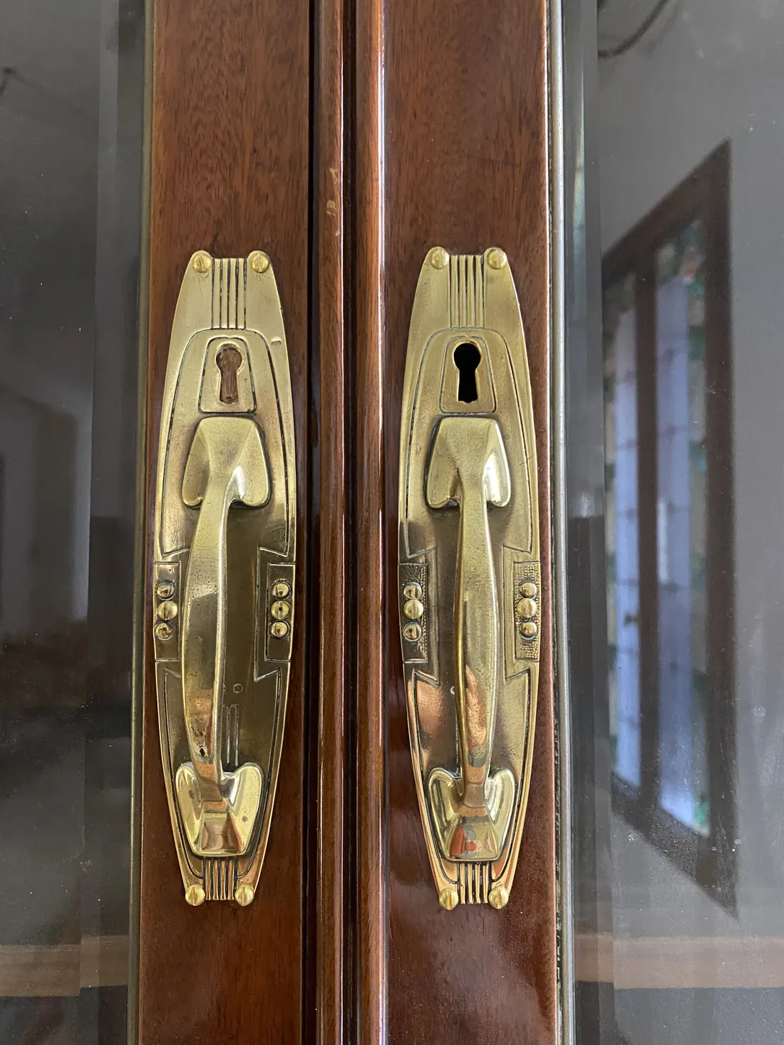 Beschlagdetail an einem restaurierten Büffettschrank